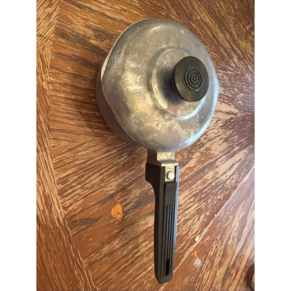 Vintage Magnalite GHC Sauce Pan 1 Quart Aluminum Bakelite Handle Pour Spouts Lid